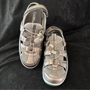 OrthoFeet Women's Metallic Brown Closed-Toe Sandals